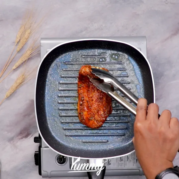 Panaskan grill pan lalu tuangkan sisa olive oil ke dalamnya tunggu hingga panas. daging di atasnya lalu bakar kedua sisinya hingga matang.