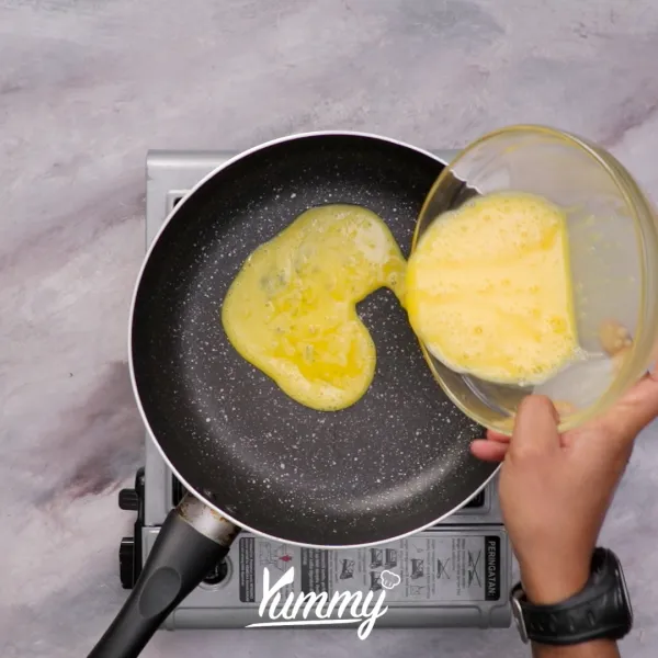 Tuangkan telur kocok ke dalamnya lalu biarkan bagian bawahnya matang.