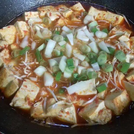 Masukkan bawang bombay dan daun bawang, koreksi rasa.