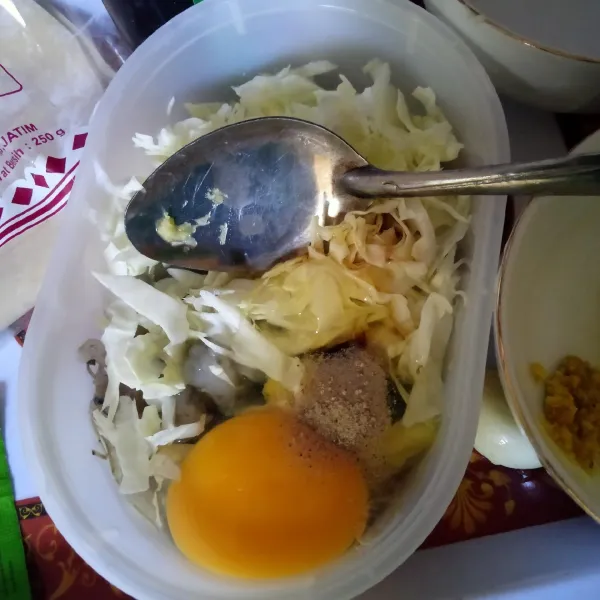 Campur semua bahan gyoza, aduk rata.