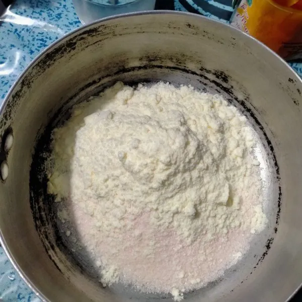 Pada lapisan pertama, campurkan 2 bungkus agar jelly powder rasa mangga, 2 bungkus susu, dan 500ml (2gelas) air