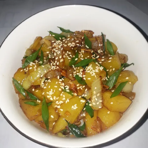 Sajikan dengan taburan wijen di atasnya.