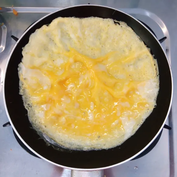 Kocok telur bersama garam dan lada bubuk. Kemudian goreng/dadar sampai matang.