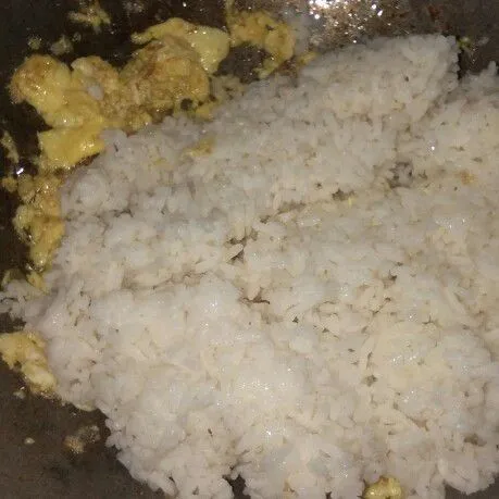 Masukan nasi putih aduk sampai tercampur lalu beri garam dan penyedap aduk rata,koreksi rasa dan sajikan dengan saos cabe.