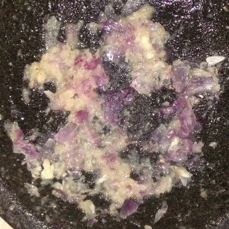 Cuci bersih bawang merah dan bawang putih lalu haluskan bawang dan lada.