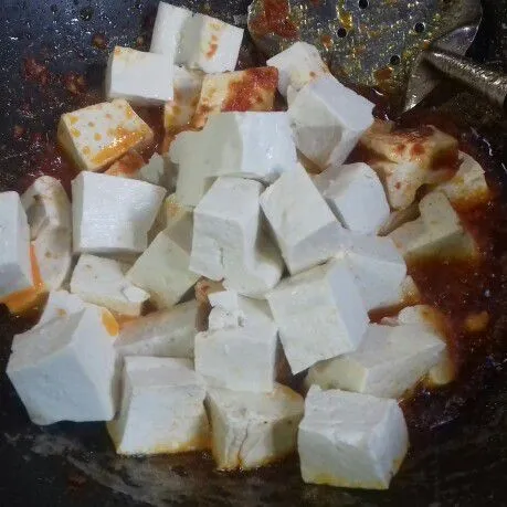 Masukkan tahu, aduk pelan.