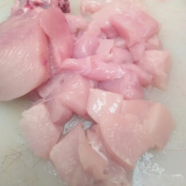 Cuci bersih dada ayam fillet ayam kemudian potong dadu.