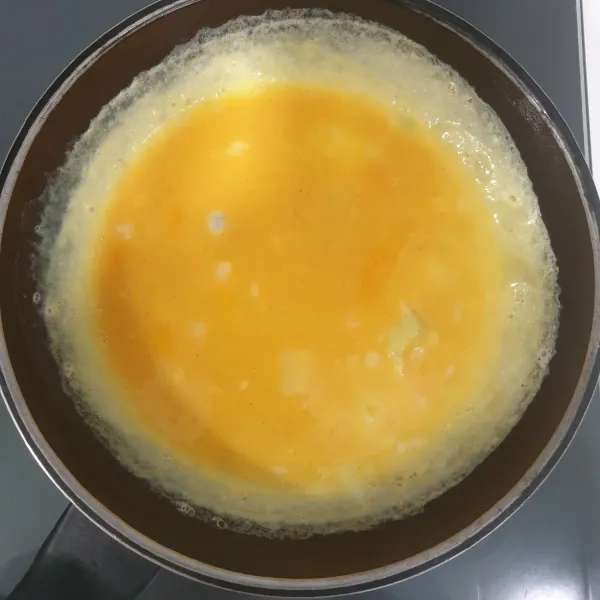 Panaskan 1 sdt minyak wijen, goreng omelette, angkat dan sisihkan.