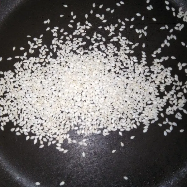 Sangrai wijen. sisihkan.