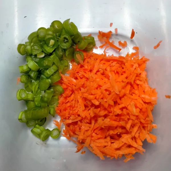 Parut wortel dan potong buncis kecil-kecil.