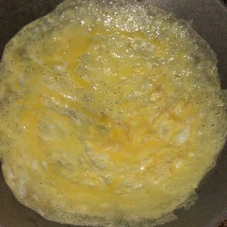 Kocok lepas 1 telur dengan sejumput garam lalu dadar tipis.