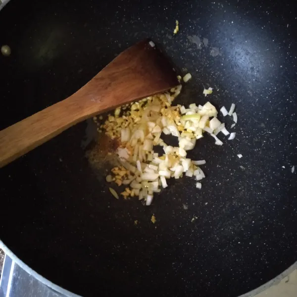 Tumis bawang putih dan bawang bombay hingga harum. Tambahkan garam dan penyedap rasa secukupnya. Tumis kembali.