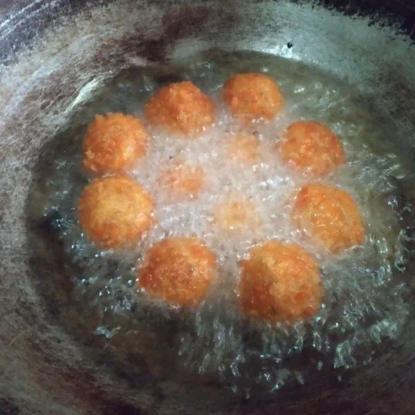 Goreng bulatan tempe sampai matang. Tiriskan dan sajikan