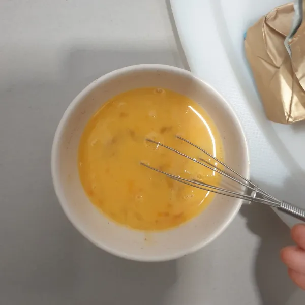 Kocok semua bahan untuk membuat omelette.