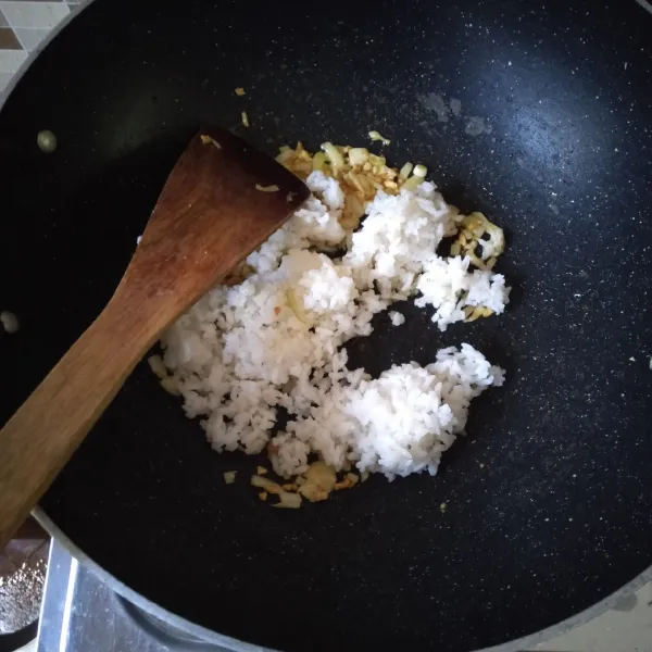 Masukkan nasi putih, aduk hingga rata.