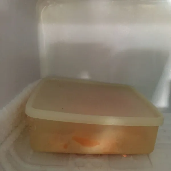 Simpan dalam wadah tertutup dan bekukan semalaman