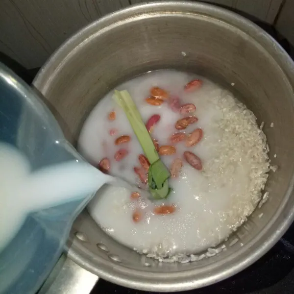 Tambahkan daun pandan, garam dan santan. Masak dengan api sedang sampai santan surut. Sambil sekali di aduk rata.