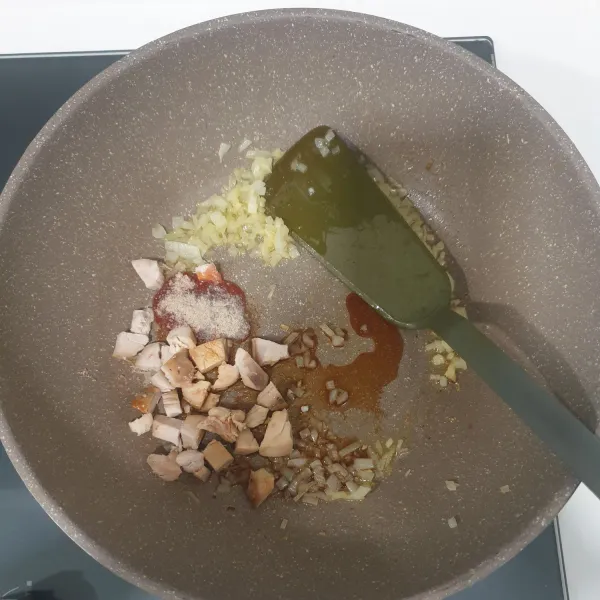 Masukan ayam, saus tomat, worcestershire sauce, garam halus, dan merica bubuk. Aduk rata.