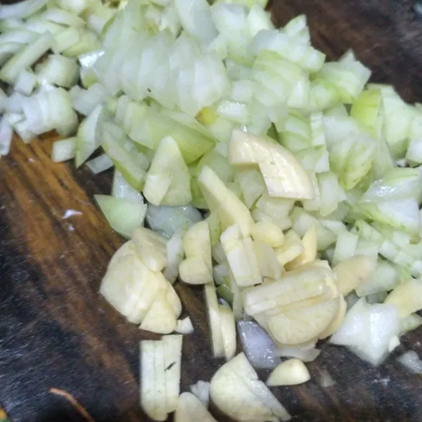 Cincang bawang putih & bawang bombay