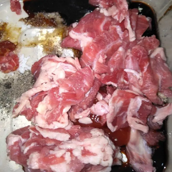 Cmpur beef slice kedalam bumbu marinasi.