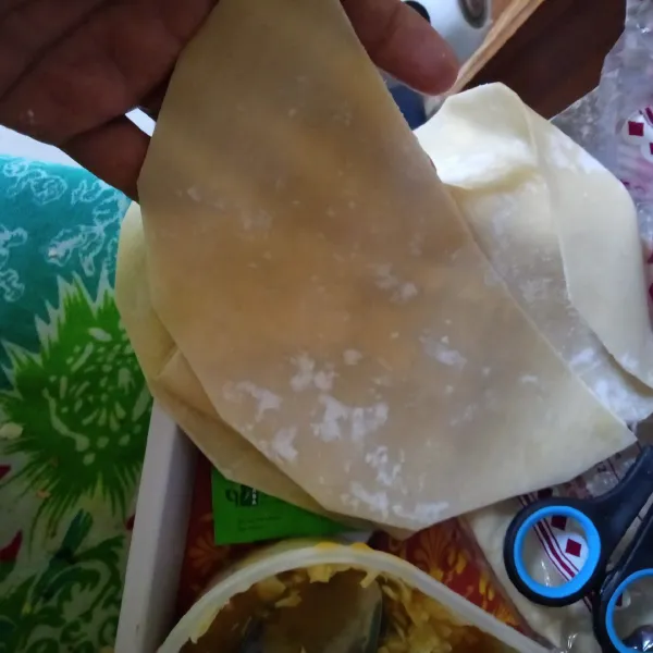 Saya pakai kulit lumpia bundar, setiap lembar dibagi menjadi dua.