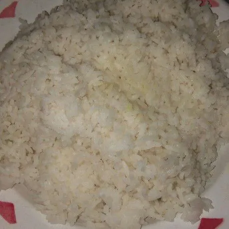Siapkan 1 piring nasi putih.