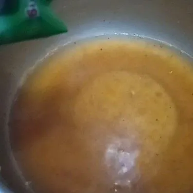 Didihkan 400 ml air, masukkan bumbu dan didihkan.