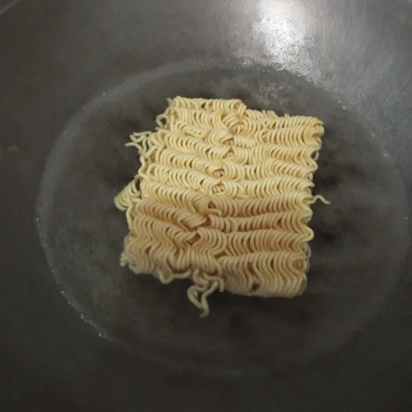 Rebus mie terlebih dahulu sampai empuk.