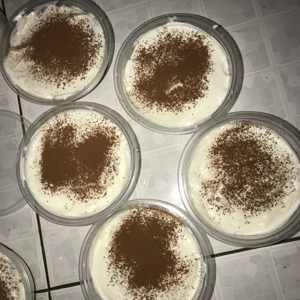 Pada lapisan keempat, tuang 3 sdm whipped cream dan ratakan. Terakhir taburi cokelat bubuk dengan bantuan saringan