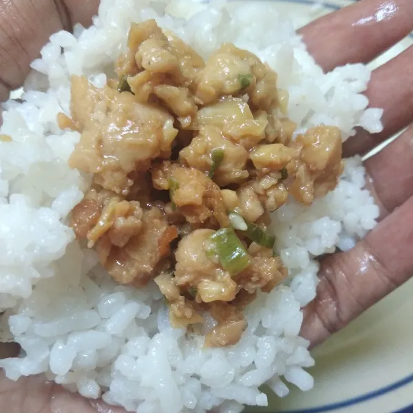 Ambil nasi secukupnya taruh di telapak tangan, beri 1 sdm ayam teriyaki.