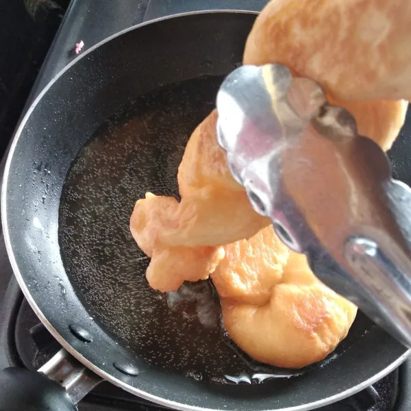Panaskan minyak goreng secukupnya, kemudian goreng donat dengan api kecil hingga berwarna kuning kecoklatan. Angkat dan tiriskan.