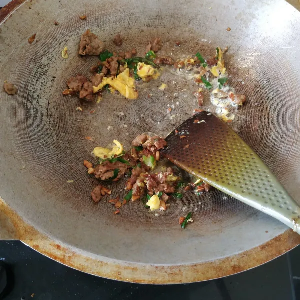 Masukkan telur dan daun bawang. Aduk ketika telur baru akan matang.