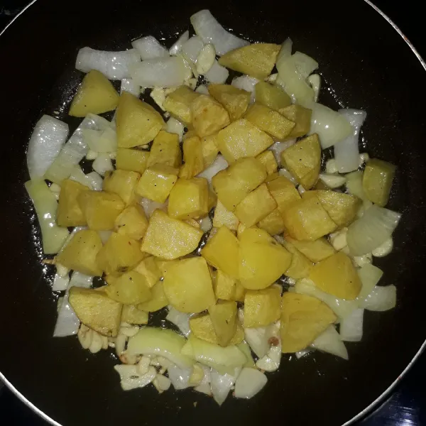 Masukkan kentang goreng. Aduk sampai tercampur rata dengan bumbu.