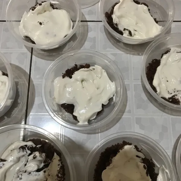 Tuang 2 sdm whipped cream di bagian atas pada masing-masing wadah