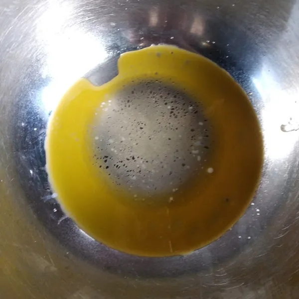 Pertama cairkan butter, taruh di wadah besar.