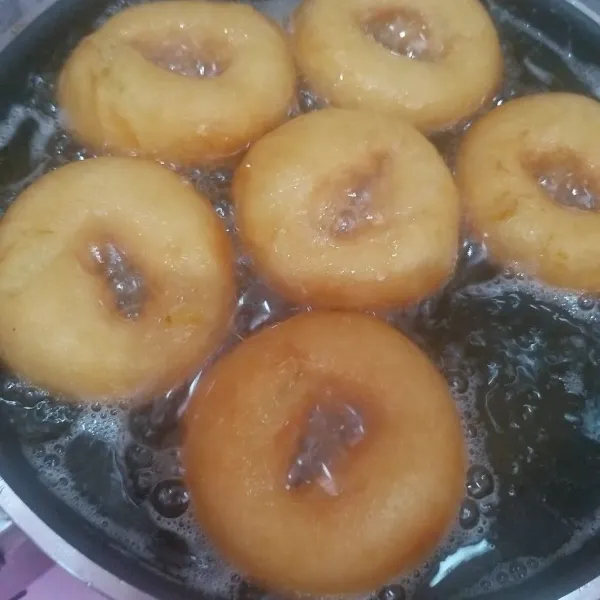 Lubangi donat  saat akan digoreng, lalu goreng sampai kecoklatan