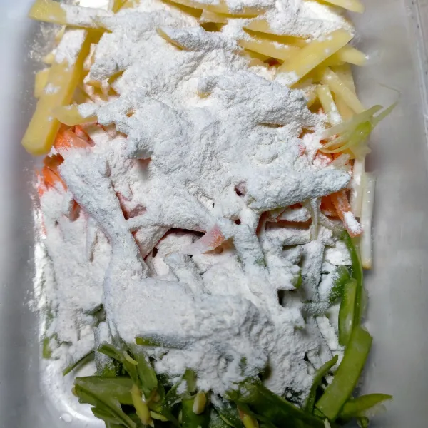 Taburi tepung bumbu, aduk rata.