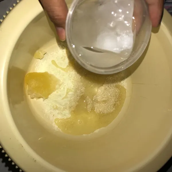 Tambahkan air dingin (bisa pakai air yang ditambahkan es batu, namun es batu  tidak dimasukkan ke dalam mixer)