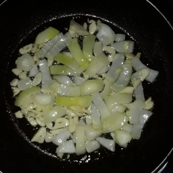 Panaskan minyak, tumis bawang putih dan bawang bombay sampai harum.