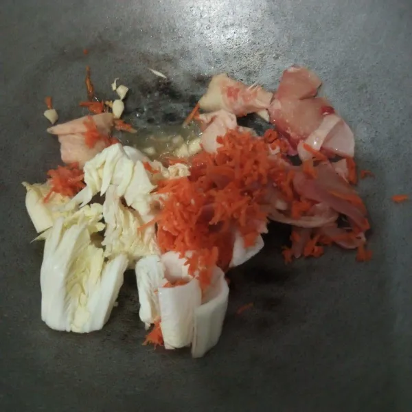 Masukkan ayam, wortel dan sawi putih, masak sampai empuk.