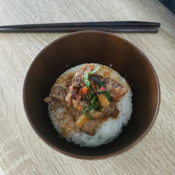 Beef bulgogi siap disajikan dengan nasi hangat.