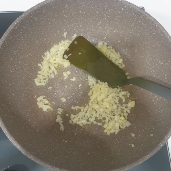 Panaskan butter, Tumis bawang bombay sampai harum.