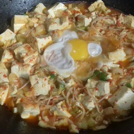 Masukkan telur, aduk pelan dan rata. Masak hingga telur matang, siap dihidangkan.
