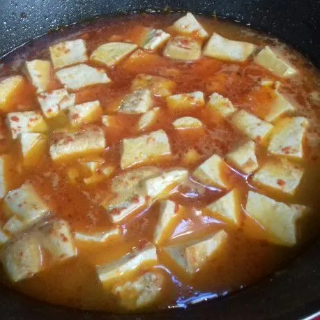 Tuang air mendidih, aduk rata. Masukkan garam, gula dan kaldu bubuk.