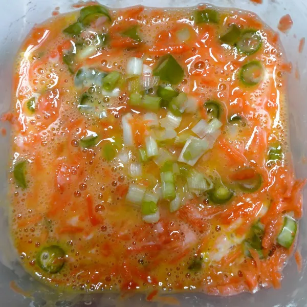 Masukkan irisan daun bawang, aduk rata.