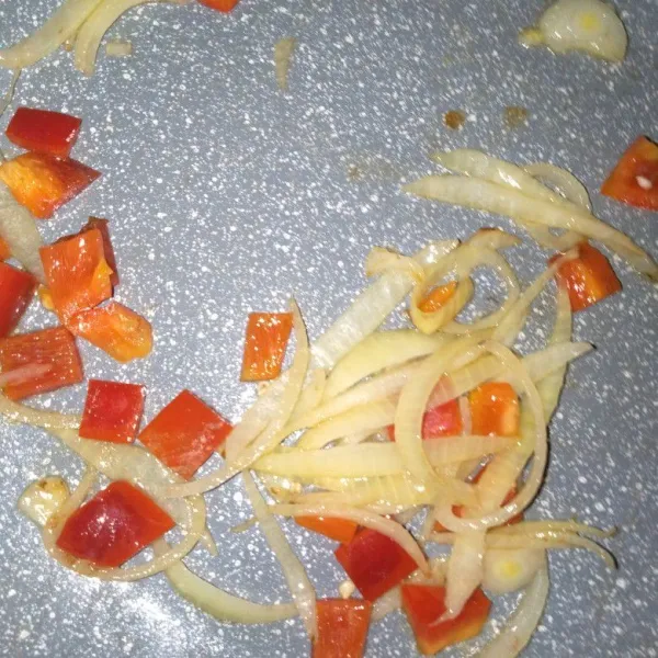 Tumis bawang bombay dan paprika menggunakan minyak wijen, tumis hingga harum.