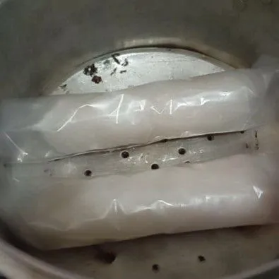 Ambil adonan bagi menjadi beberapa bagian dan pipihkan diatas plastik kemudian gulung dan Kukus 15 menit dengan api sedang.