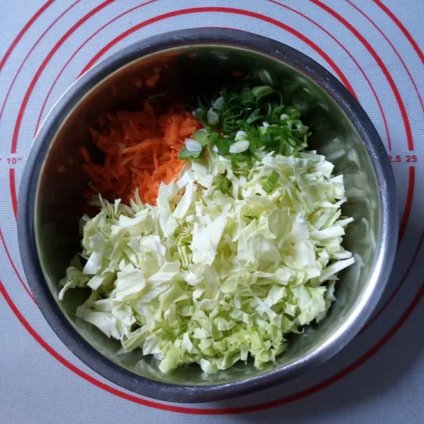 Siapkan serutan wortel, cincangan kol dan irisan daun bawang. Sisakan sedikit daun bawang untuk topping.