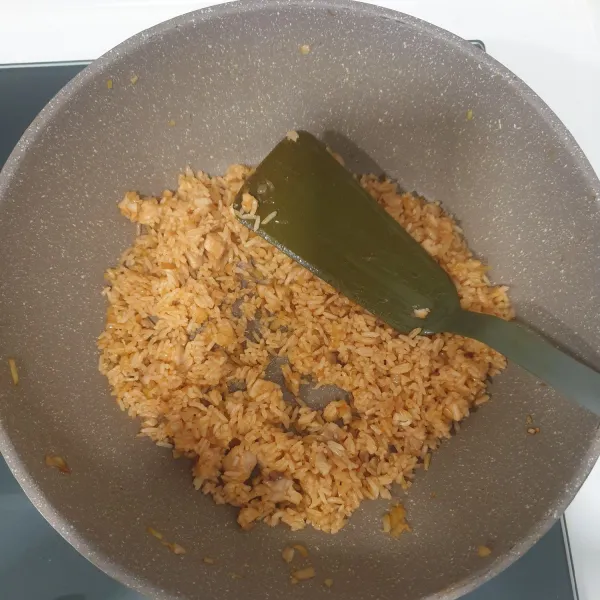 Masukan nasi putih. Aduk sampai tercampur rata dan masak nasi goreng sebentar.