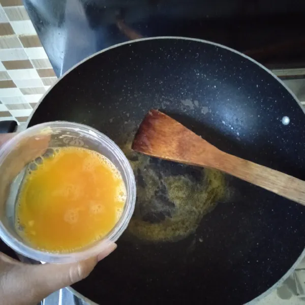 Kocok 1 butir telur ayam dengan sedikit garam dan penyedap rasa. Panaskan 1/2 sdm mentega, lalu tuangkan kocokan telur. Goyangkan wajan sehingga telur membentuk lingkaran yang besar, tapi jangan terlalu tipis dan jangan terlalu tebal.